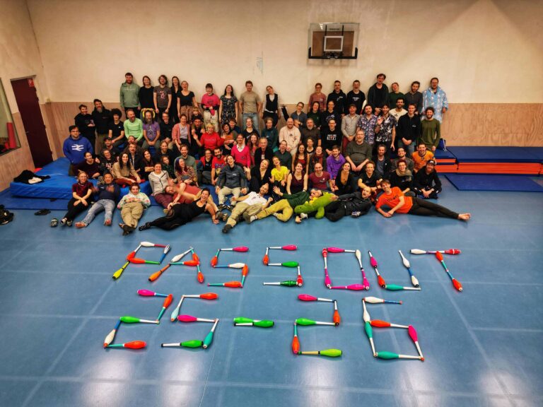 Large group at PassOut Goirle 2025-2026 with juggling clubs spelling out "PassOut 25-26". - Passing Zone